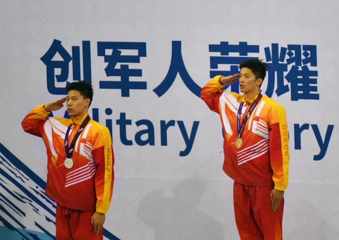 在男子400米个人混合泳颁奖仪式上, 分获冠亚军的中国选手汪顺(右)