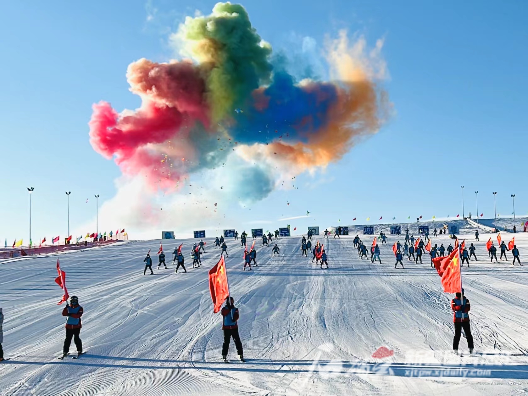 “第九届全国大众冰雪季·雪耀新疆”新疆主会场启动仪式在位于温泉县的温泉越野滑雪场开幕。石榴云/新疆日报记者加孜拉·泥斯拜克 摄