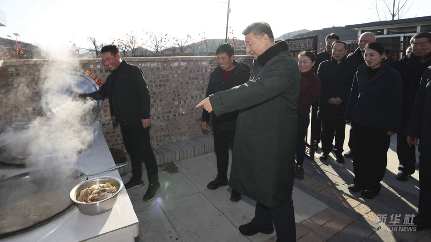 习近平在辽宁葫芦岛市看望慰问受灾群众